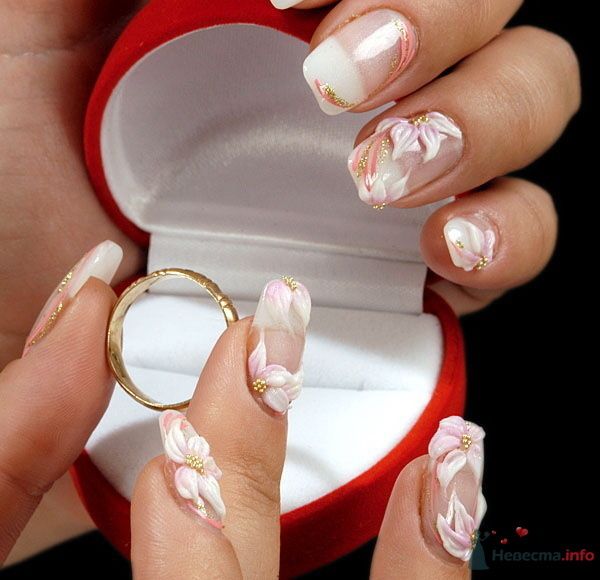 Руки невесты на фоне коробочки с кольцом.Ноготки оформлены классик- френчем с лепкой в виде цветков. - фото 73374 Дарьяночка