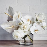 Белоснежная композиция из роз, орхидей и антуриумов 