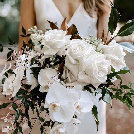 Букет невесты размашистой формы с ароматными розами и белоснежными орхидеями 