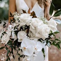 Букет невесты размашистой формы с ароматными розами и белоснежными орхидеями 