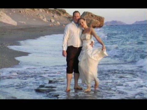 Свадебная церемония на диком морском берегу