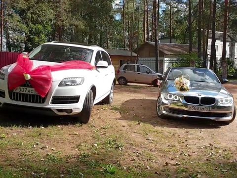 Белый Audi Q7 и кабриолет BMW 3 в свадебных украшениях @auto-na-prokat.ru