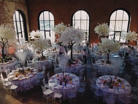 Сакура luxe в виде композиций на столы в свадебном оформлении Loft